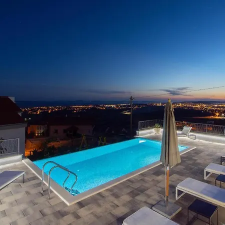 Holiday home 4 Bedroom Awesome In Kucine