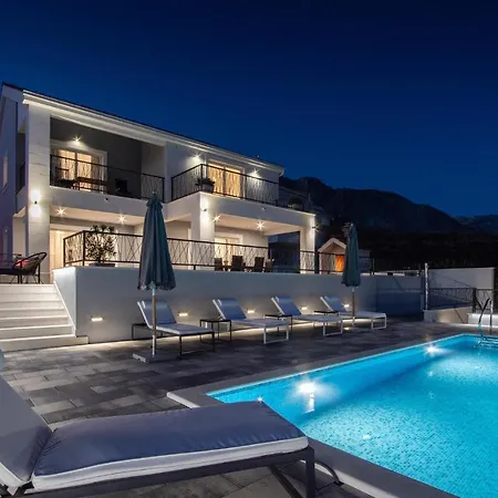 4 Bedroom Awesome In *