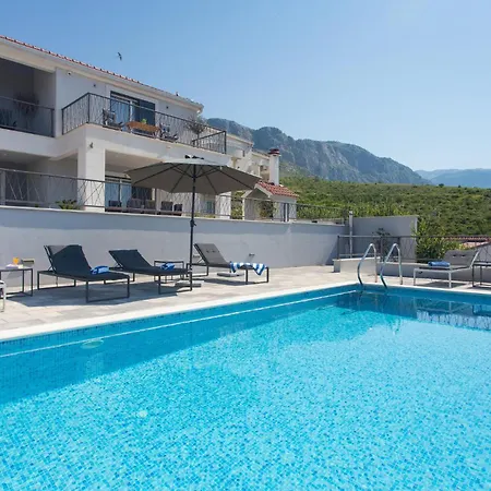4 Bedroom Awesome In Holiday home Kucine