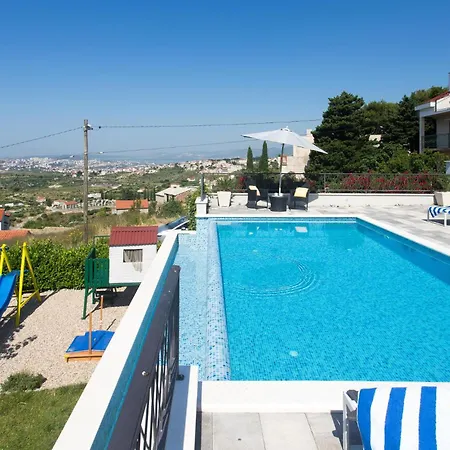 4 Bedroom Awesome In * Kucine