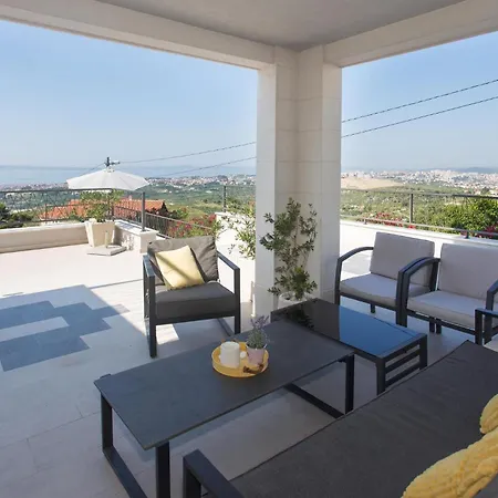 Holiday home 4 Bedroom Awesome In Kucine